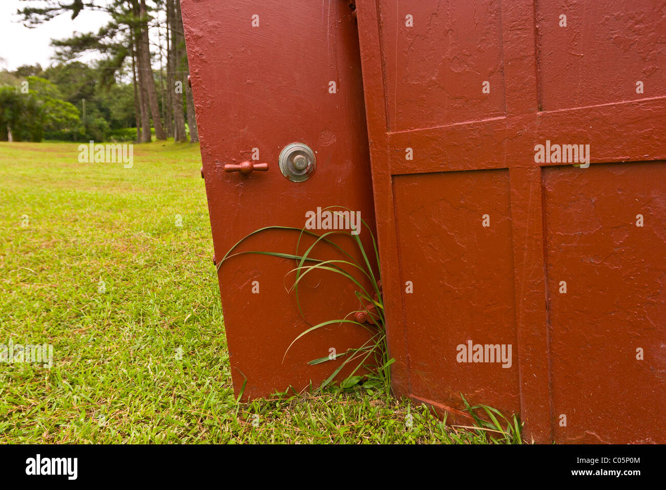 EL VALLE de ANTON, PANAMA - Bank sicher auf dem Rasen. Stockfoto