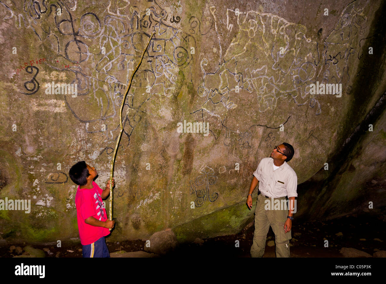 EL VALLE de ANTON, PANAMA - Petroglyphen, indigenen Felskunst und Tour führt, bei der Sendero De La Piedra Pintada. Stockfoto