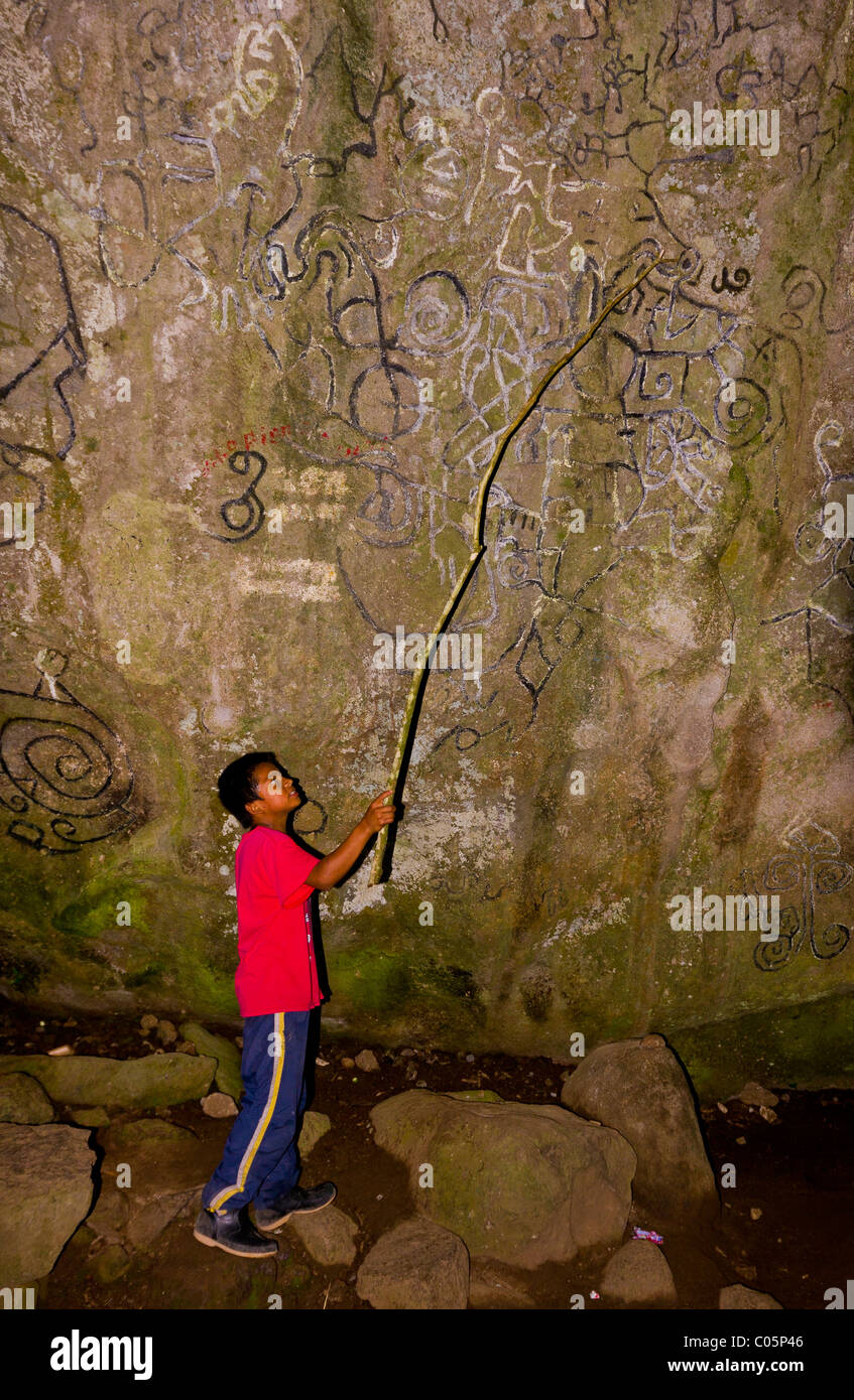 EL VALLE de ANTON, PANAMA - Petroglyphen, einheimischen Rock Kunst und junge Tour Guide, bei der Sendero De La Piedra Pintada. Stockfoto