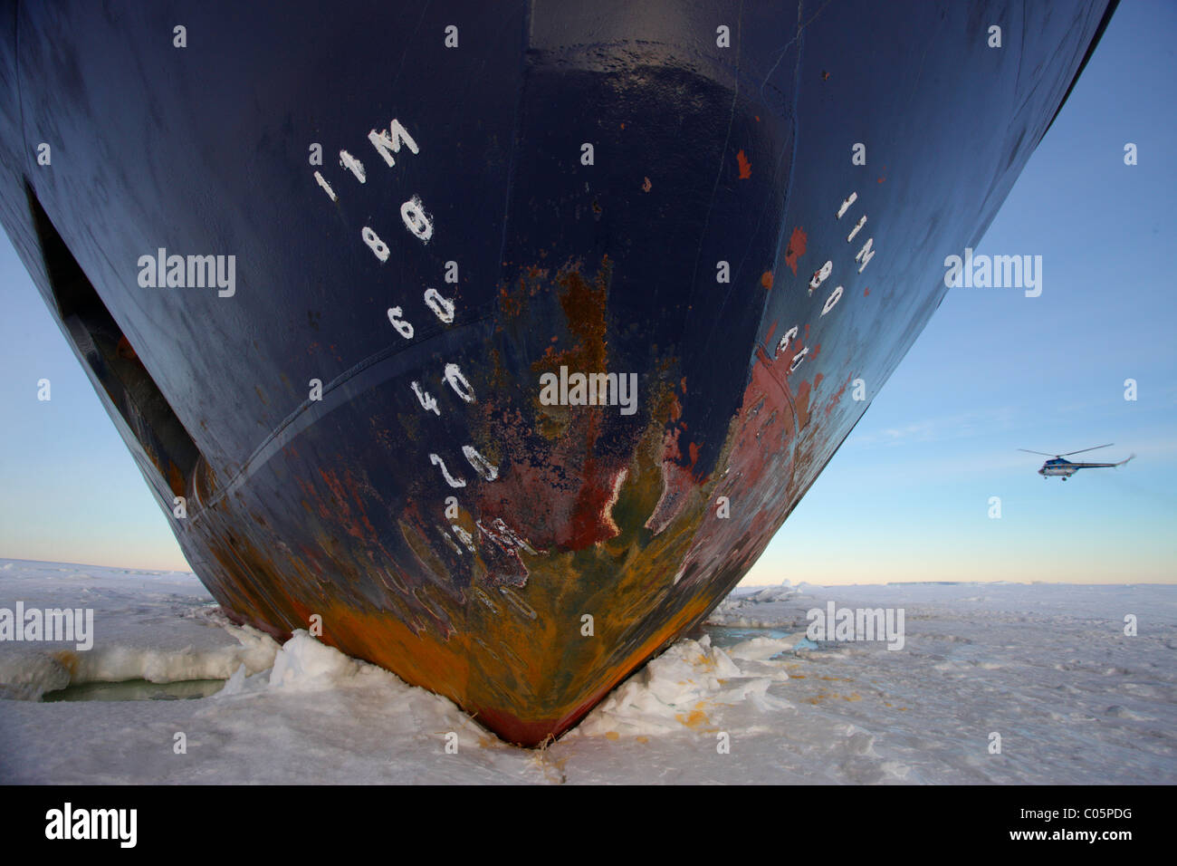 Rumpf der Eisbrecher auf Eis, mit Hubschrauber, Oktober, Weddellmeer, Antarktis. Stockfoto