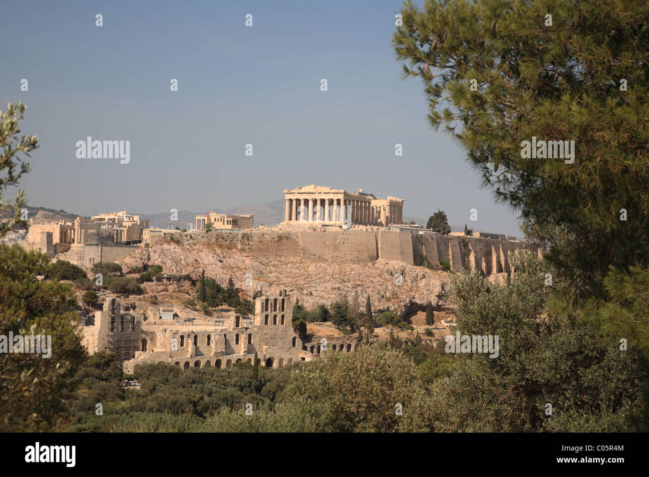 Blick auf die Akropolis, Herodes Atticus Theater und Parthenon von Filopappos Hill, Athen, Griechenland Stockfoto