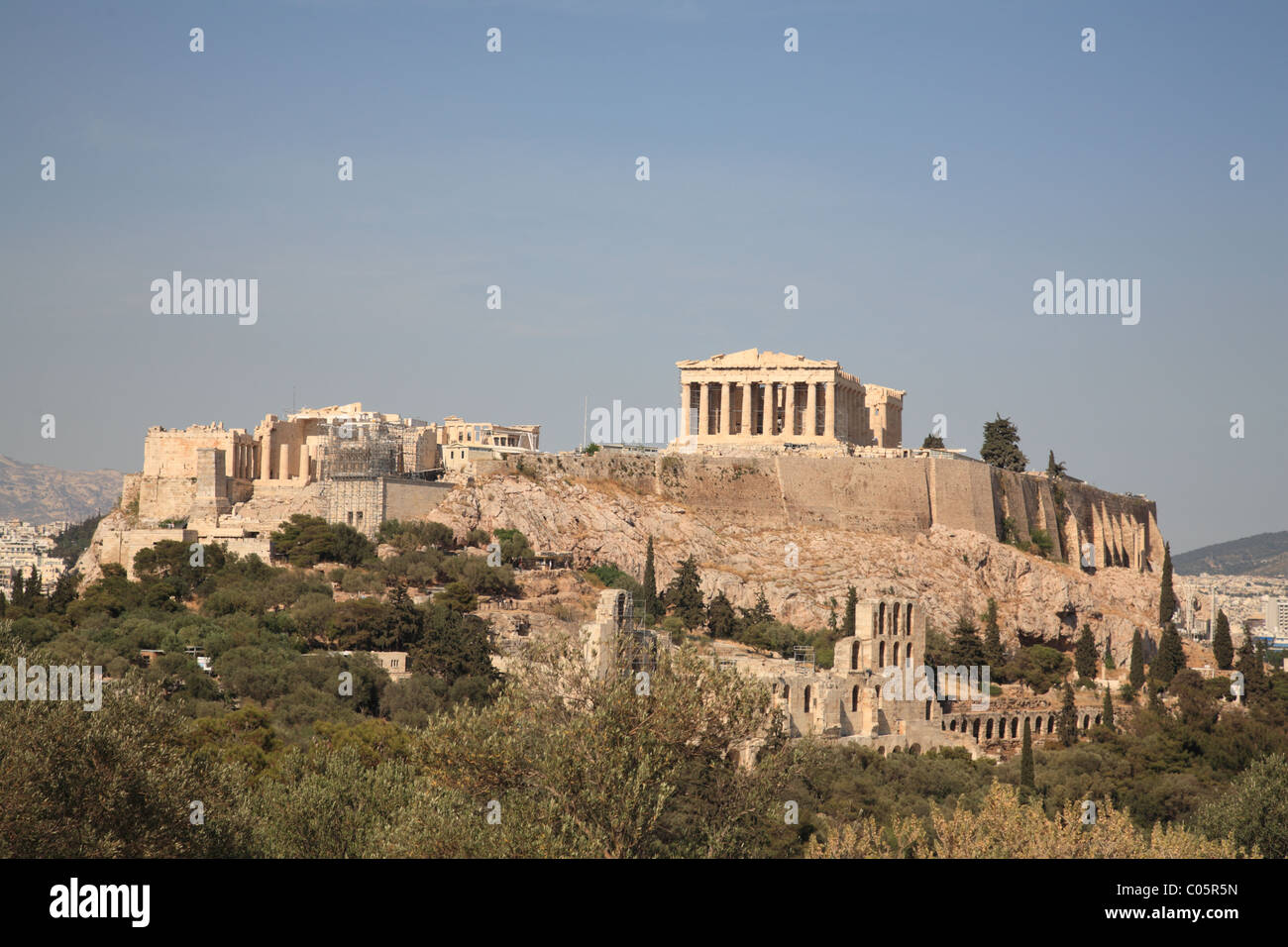 Blick auf die Akropolis, Herodes Atticus Theater und Parthenon von Filopappos Hill, Athen, Griechenland Stockfoto