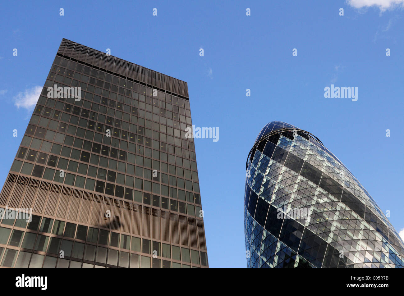 Architektonische Details des Gebäudes Aviva und 30 St Mary Axe, die Gurke, Leadenhall Street, London, England, Vereinigtes Königreich Stockfoto