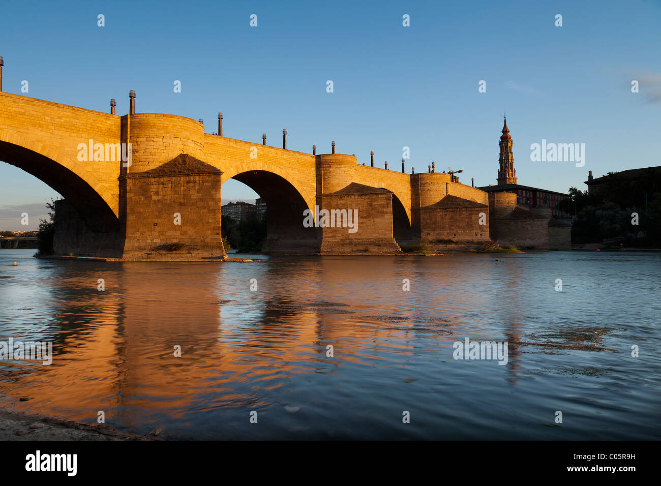 Römische Brücke und die Basilika des "El PIlar" in Zaragoza (Spanien) Stockfoto