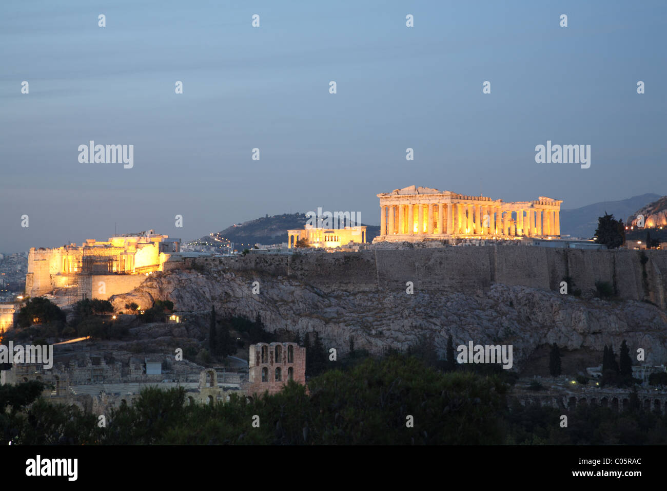 Am späten Abend beleuchtet Blick auf die Akropolis, Herodes Atticus Theater und Parthenon von Filopappos Hill, Athen, Griechenland, Stockfoto