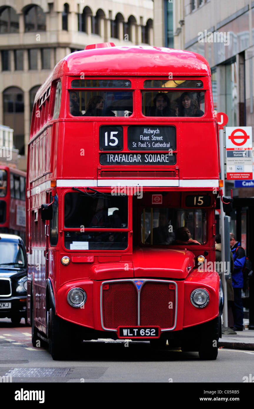 Einen traditionellen Routemaster Double Decker Bus auf Route 15, Eastcheap, London, England, Uk, GB Stockfoto