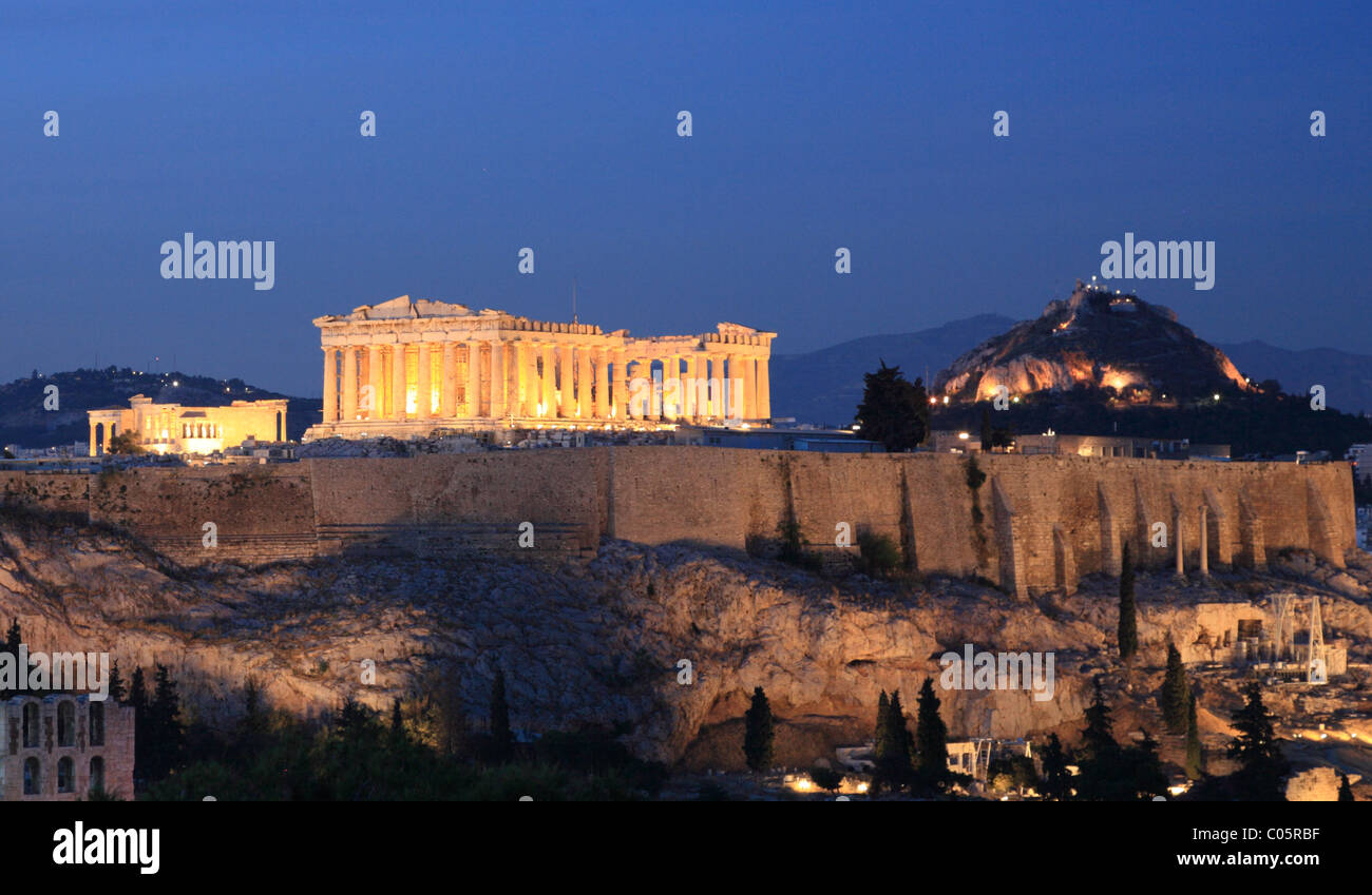 Am späten Abend mit Blick auf die Akropolis, Parthenon von Filopappos Hill, Athen, Griechenland, Lykavittas Hügel im Hintergrund Flutlicht Stockfoto