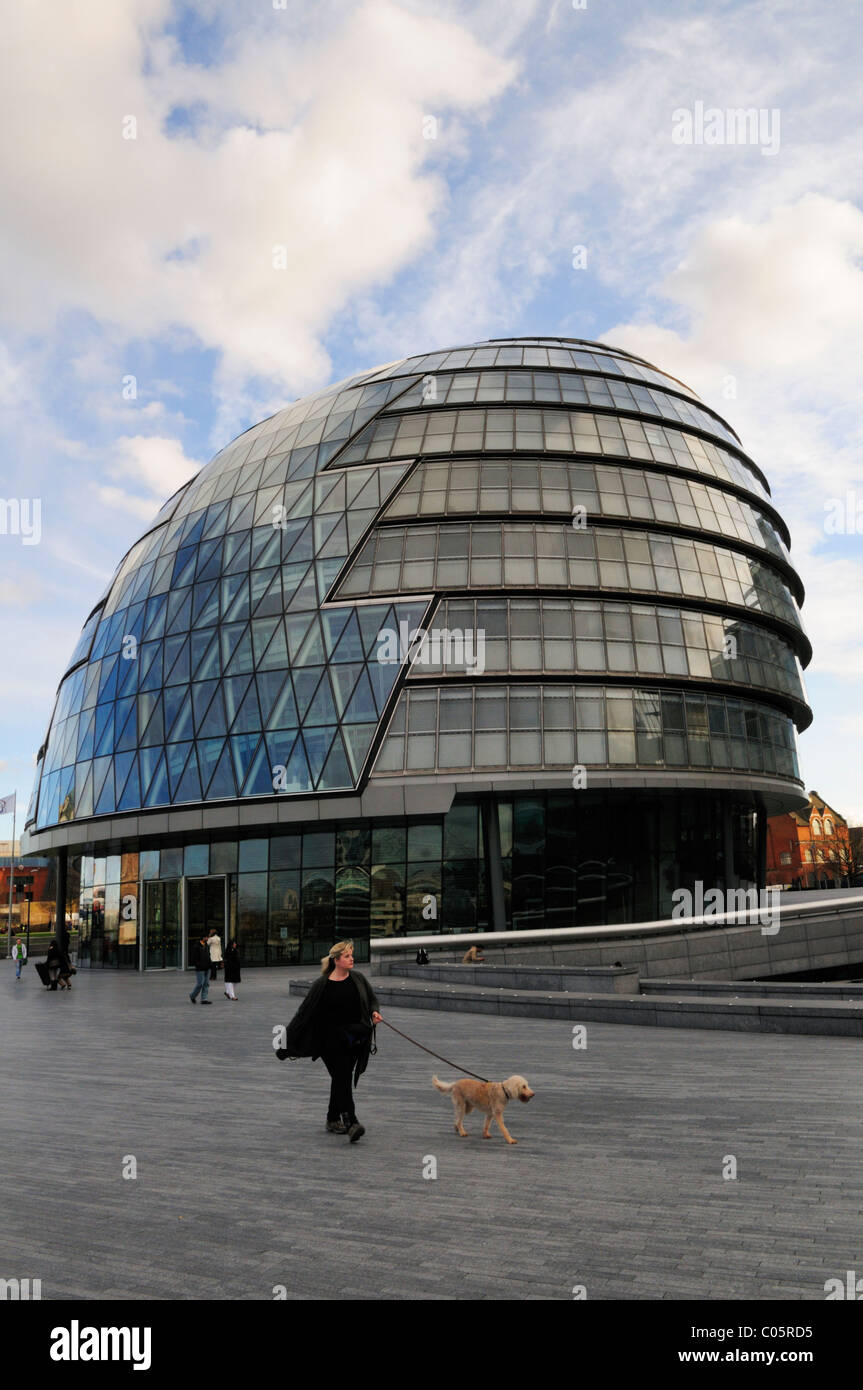 Eine Frau, die ihren Hund auf The Queens gehen vorbei an Rathaus, London, England, UK Stockfoto