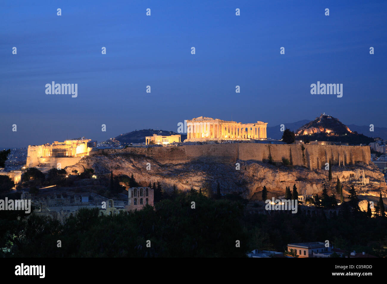 Liew auf die Akropolis, Herodes Atticus Theater und Parthenon von Filopappos Hill, Athen, Griechenland, Lykavittas Hügel im Hintergrund Stockfoto