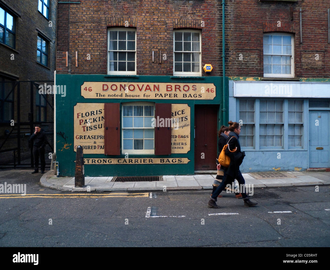 Zwei junge Frauen vorbei Donovan Bros Paper Bag Shop in Spitalfields East London UK KATHY DEWITT Stockfoto