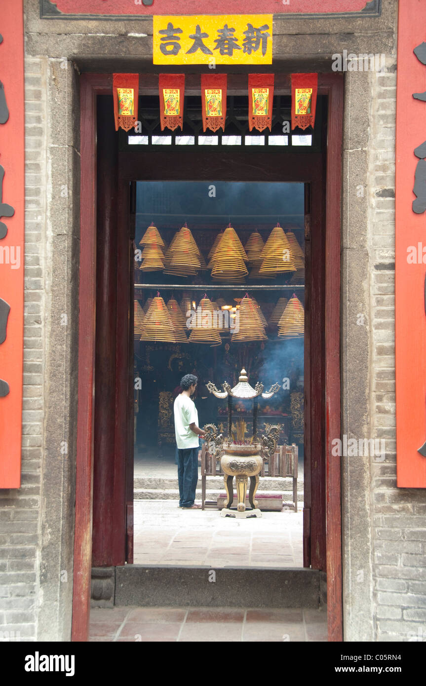 China, Hongkong, New Territories, Tai Po Bereich. Eintritt ins berühmte Man Mo Tempel, hängen brennende Spulen von Weihrauch als Angebot Stockfoto