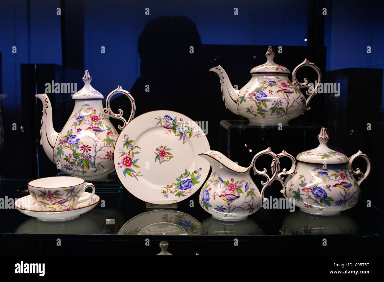 Villeroy & Boch Porzellan Teeservice aus der Zeit von 1850-1865 auf dem Display an der Keramicmuseum, Mettlach, Deutschland Stockfoto