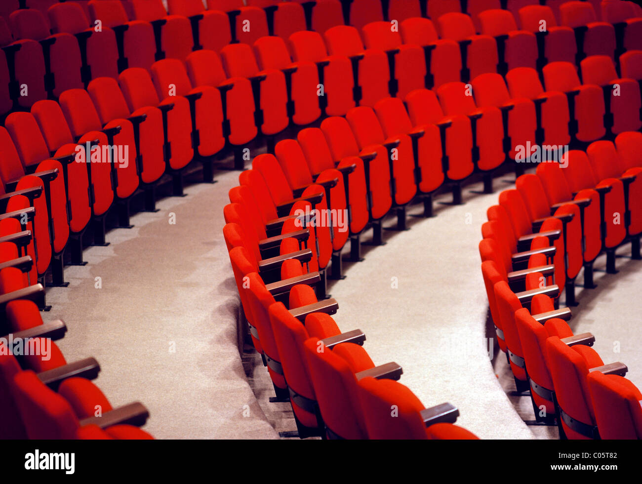 Geschwungenen Sitzreihen rot in einem Hörsaal. Stockfoto