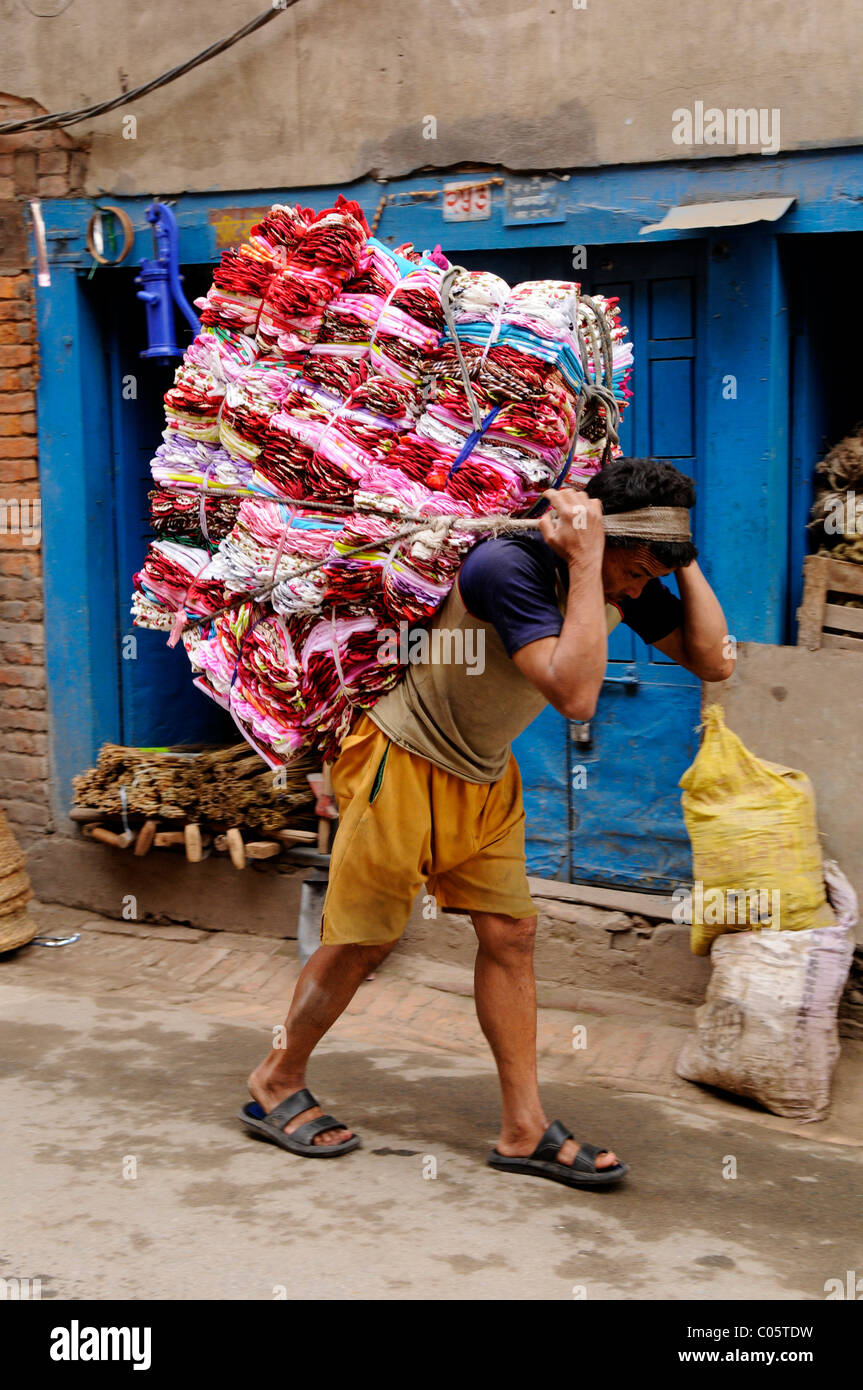 hart arbeiten, Sherpa tragen schwere Last, Leben der Menschen (die Nepalesen), Leben in Kathmandu, Kathmandu Straße leben, nepal Stockfoto