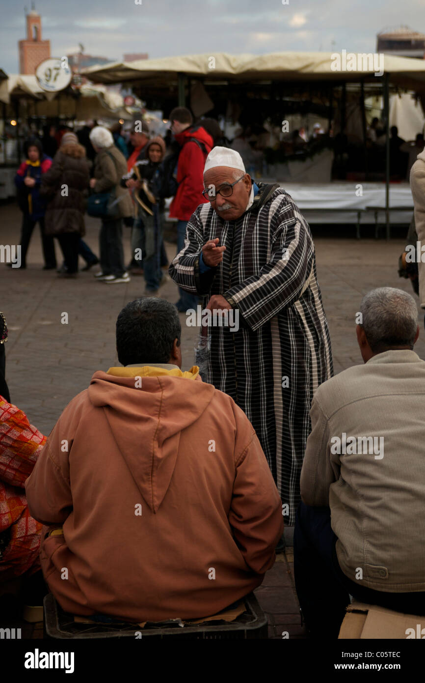 Geschichtenerzähler erzählen Djemaa / Jamaa el Fna Platz Marrakesch Stockfoto