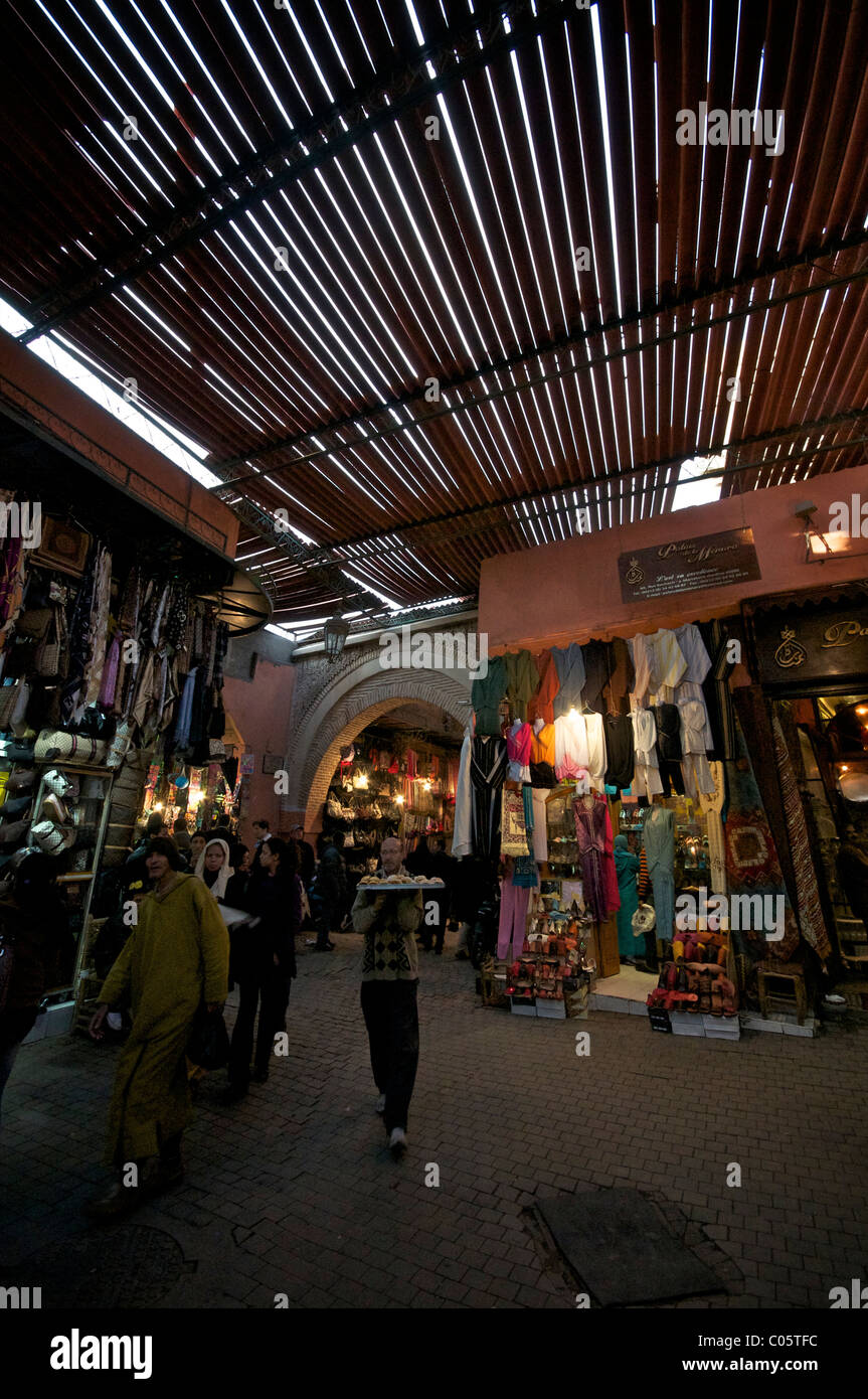 Souks Marrakesch Marrakesch Marokko dunklen Dach Latten Stockfoto