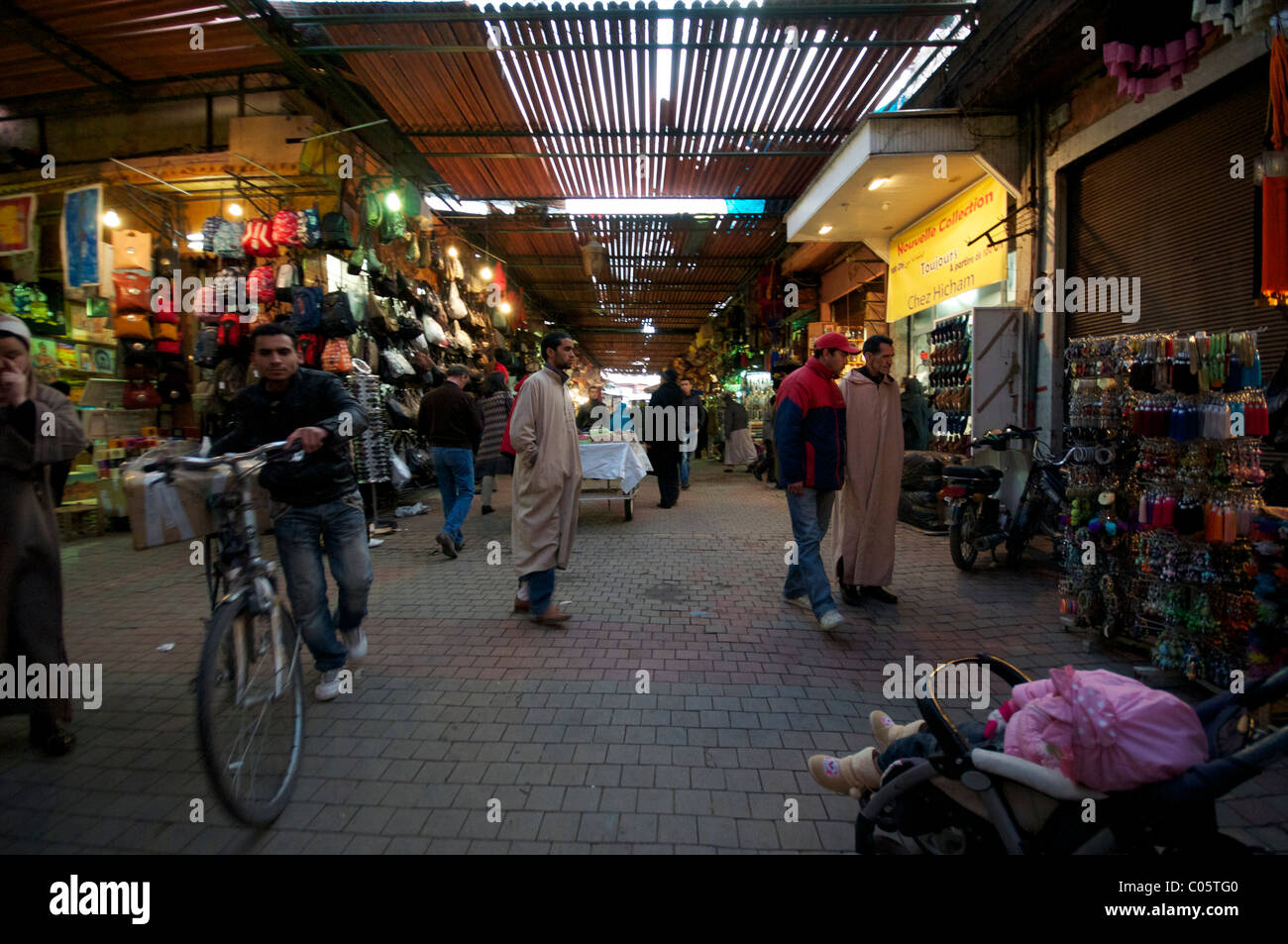 Souks Marrakesch Marrakesch Marokko dunklen Dach Latten Stockfoto