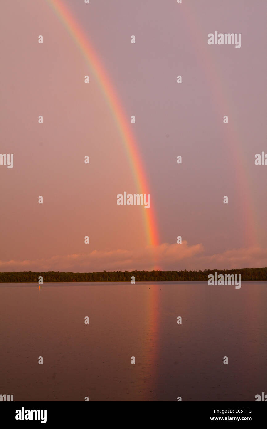 Regenbogen über einen See in der Northwoods von Wisconsin. Stockfoto