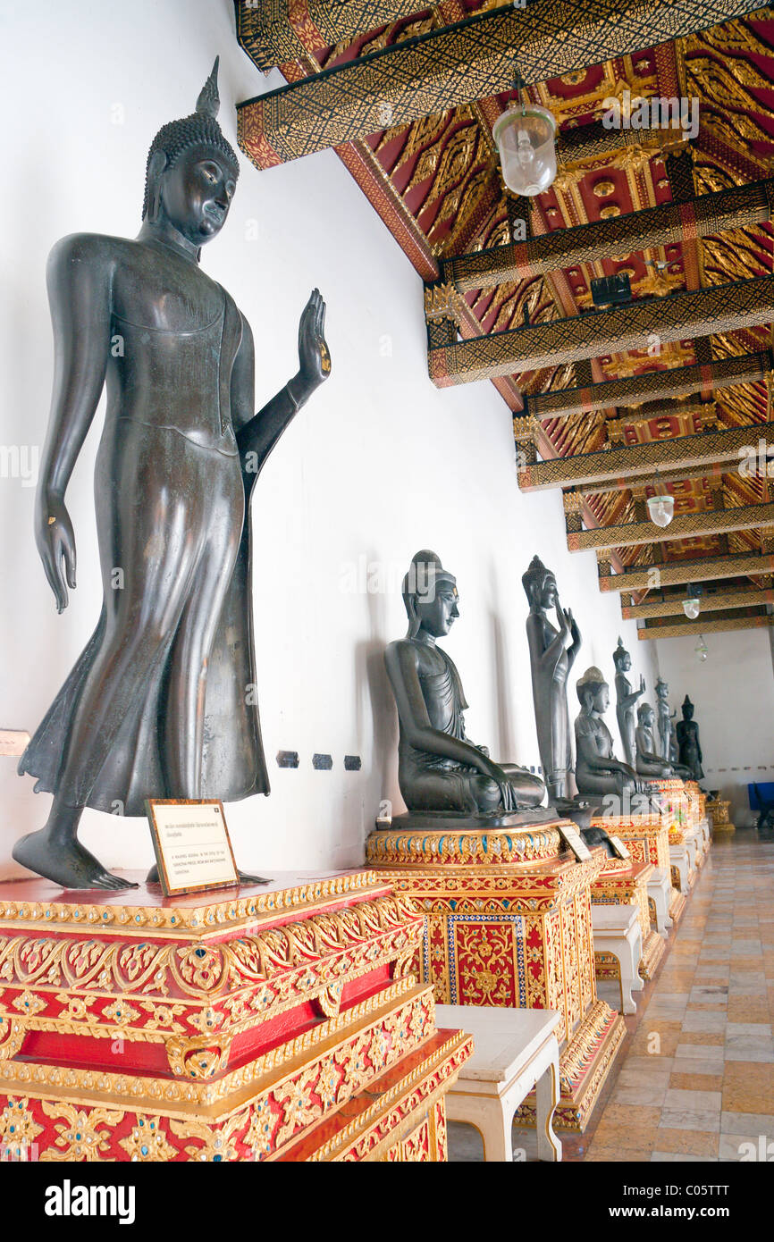 Klöster mit verschiedenen Arten von Buddha-Bildern, Wat Benchamabophit (Wat Ben), Banglamphu, Bangkok, Thailand Stockfoto
