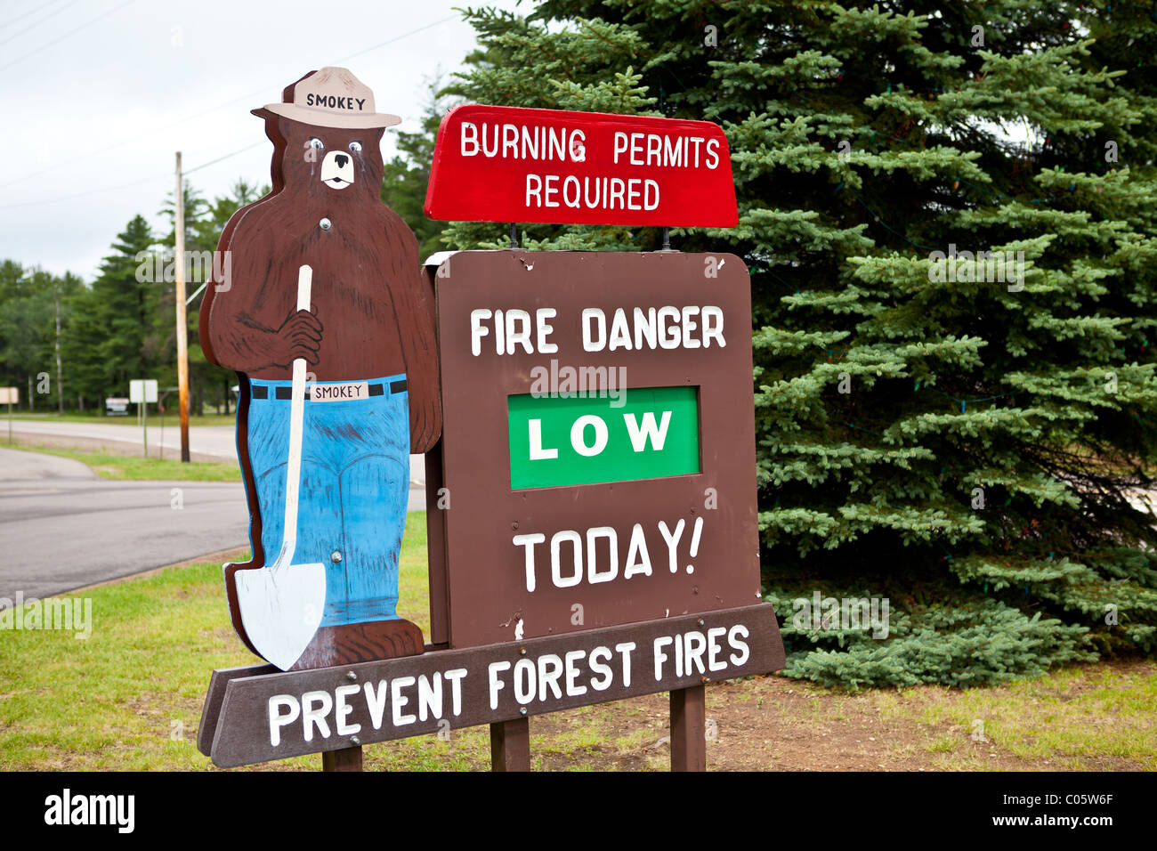 Smokey der Bär Feuer Warnschild im Northwoods Wisconsin. Stockfoto