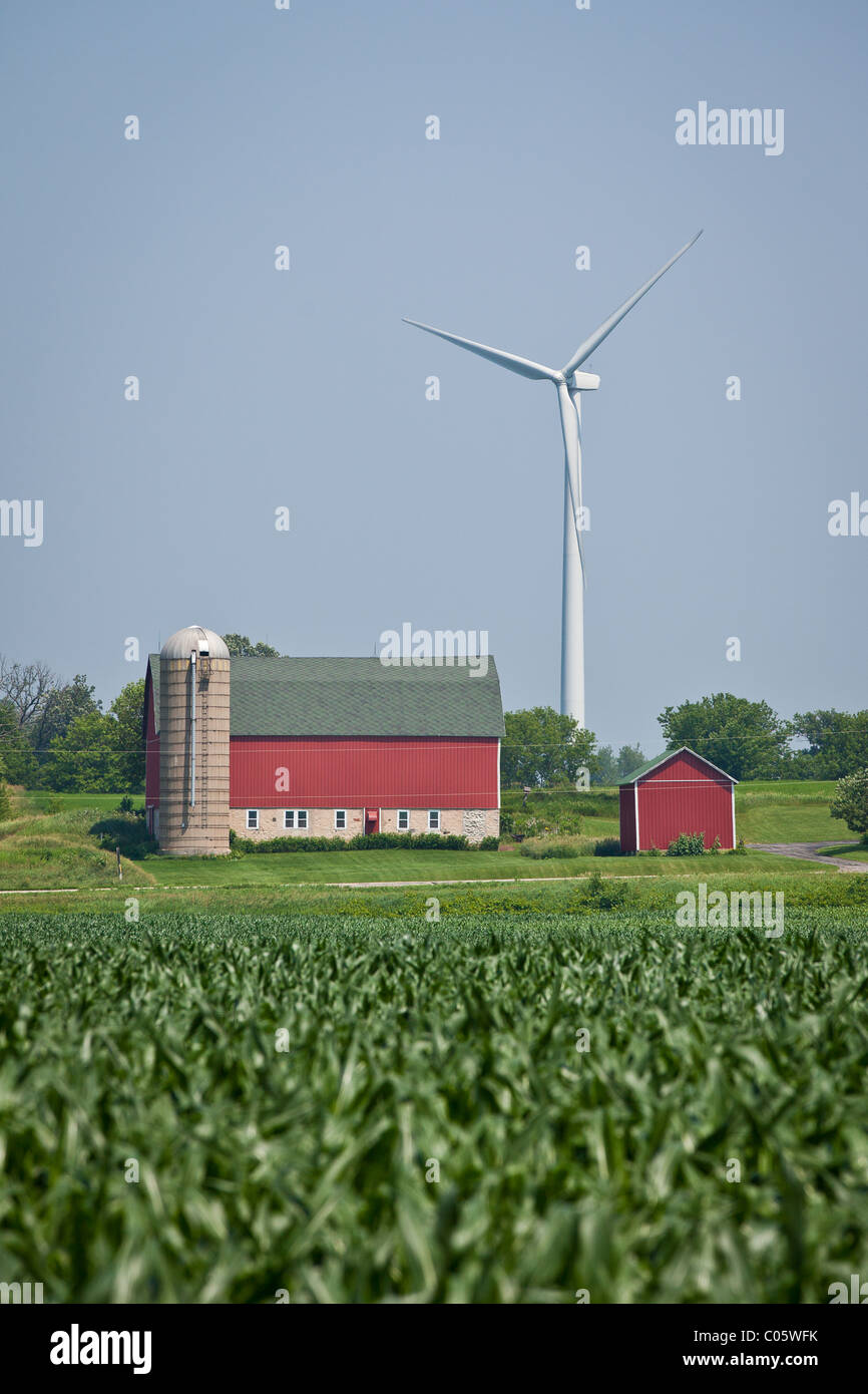 Windkraftanlage, überragt von einer Farm in Fond du Lac County, Wisconsin. Stockfoto