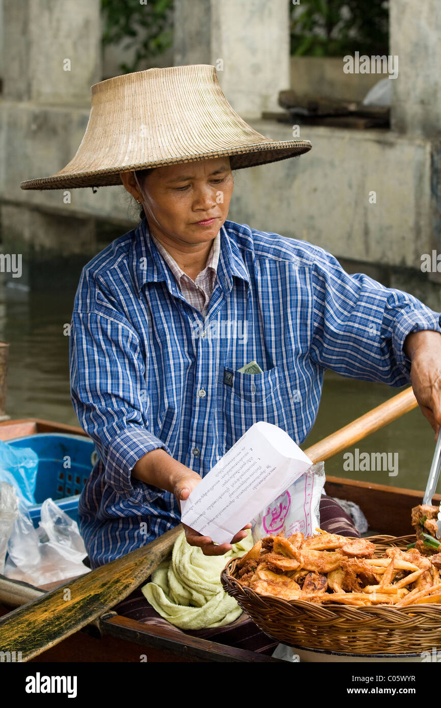 Schwimmender Markt banana verzetteln Frau Anbieter, Bangkok, Thailand Stockfoto