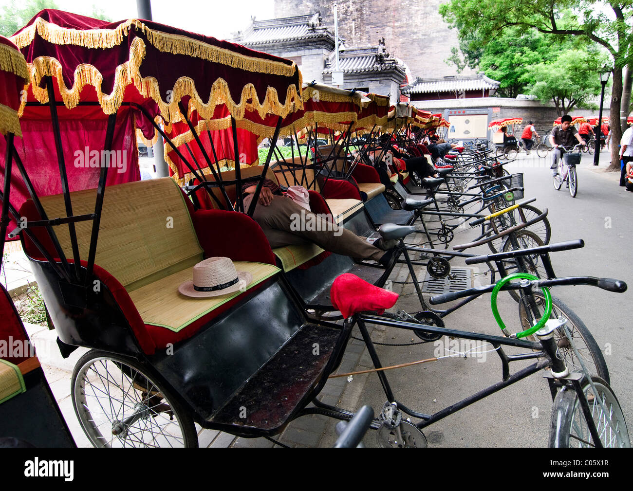 Fahrrad-Rikschas geparkt außerhalb der Glocke / Drum Tower in Peking. Stockfoto