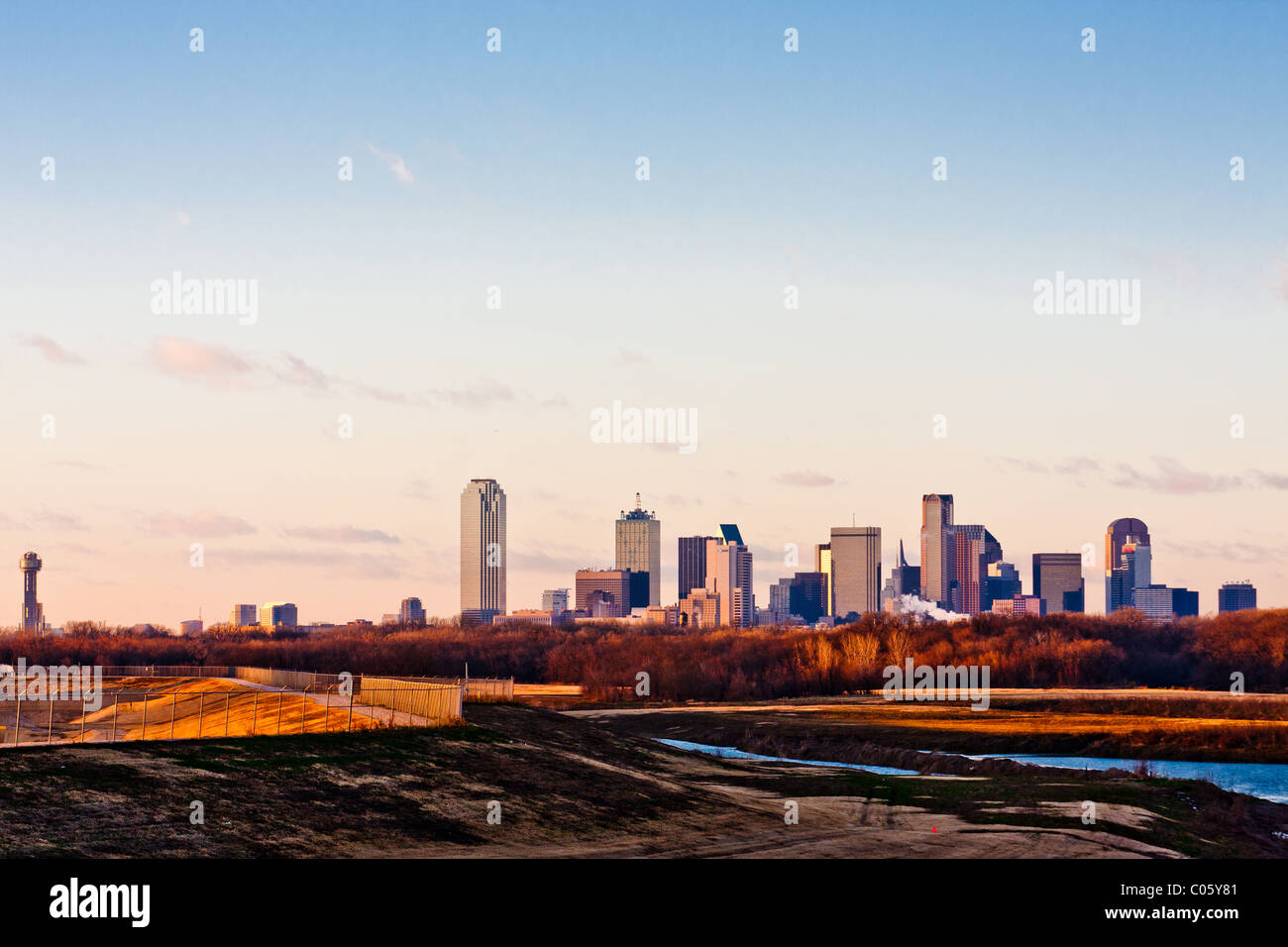 Weitwinkel-Blick auf die Skyline von Dallas, Texas aus dem Süden an der i-45 Autobahn-Brücke über den Trinity River. Stockfoto