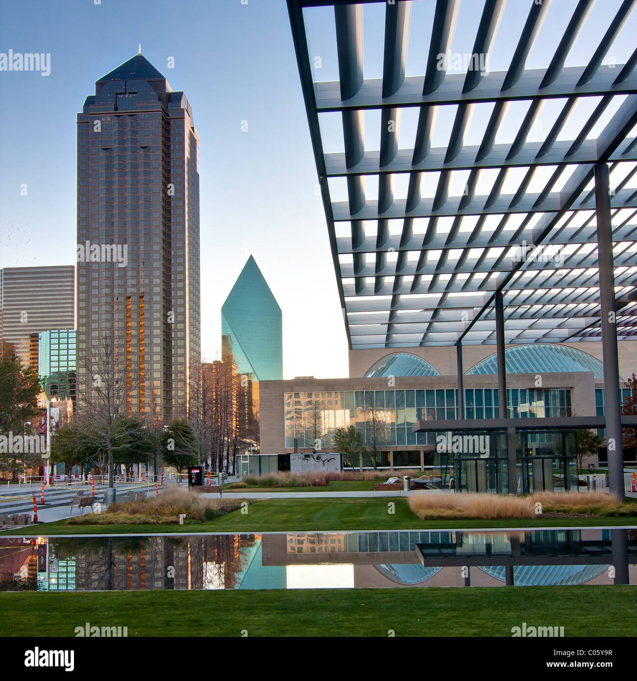 Blick auf die Innenstadt von Dallas, Texas unter dem Portikus am Winspear Opera House. Stockfoto
