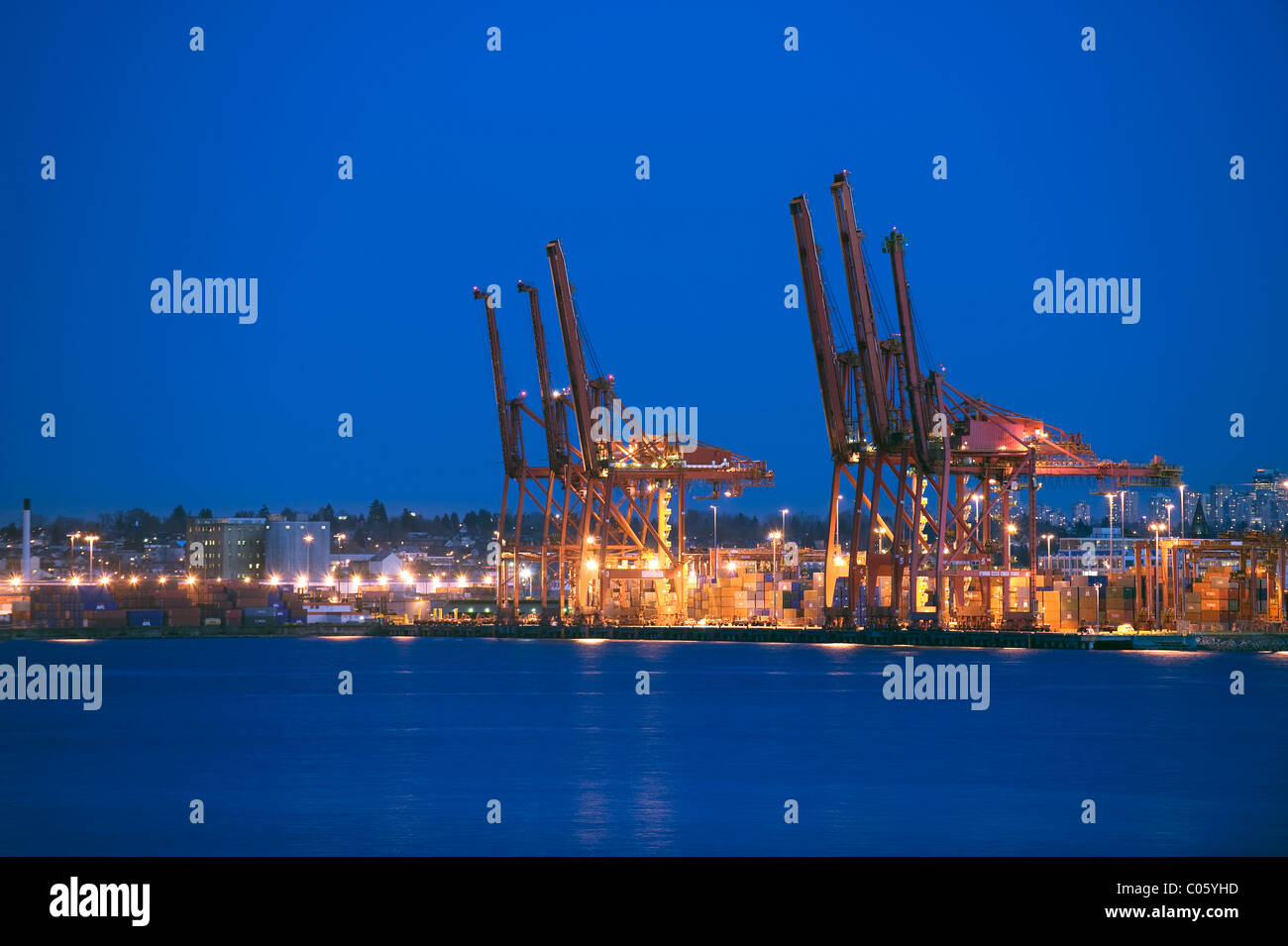 Kräne im Hafen von Vancouver in der Abenddämmerung Stockfoto