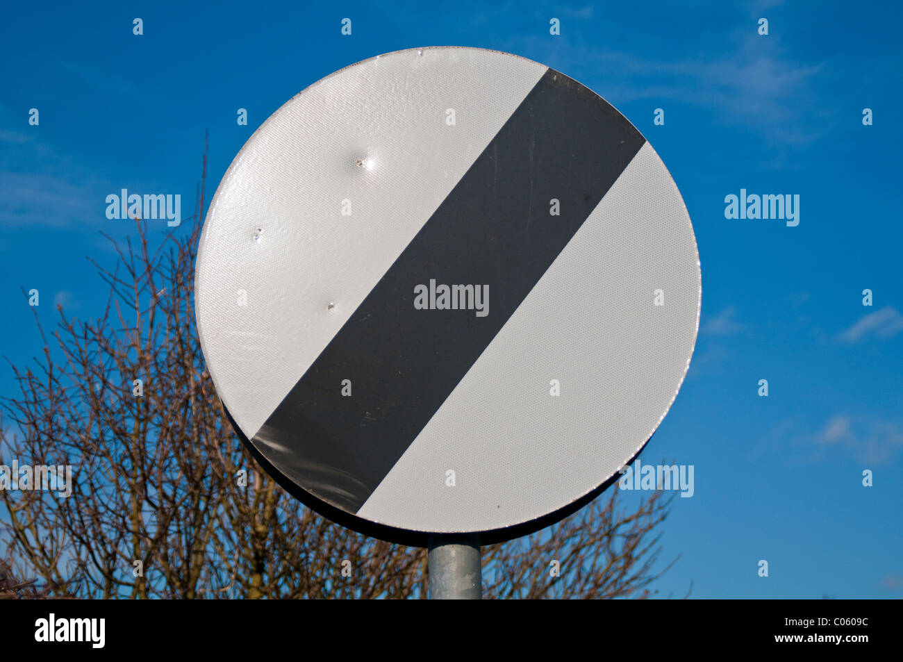 Nationalen Tempolimit Schild Stockfoto