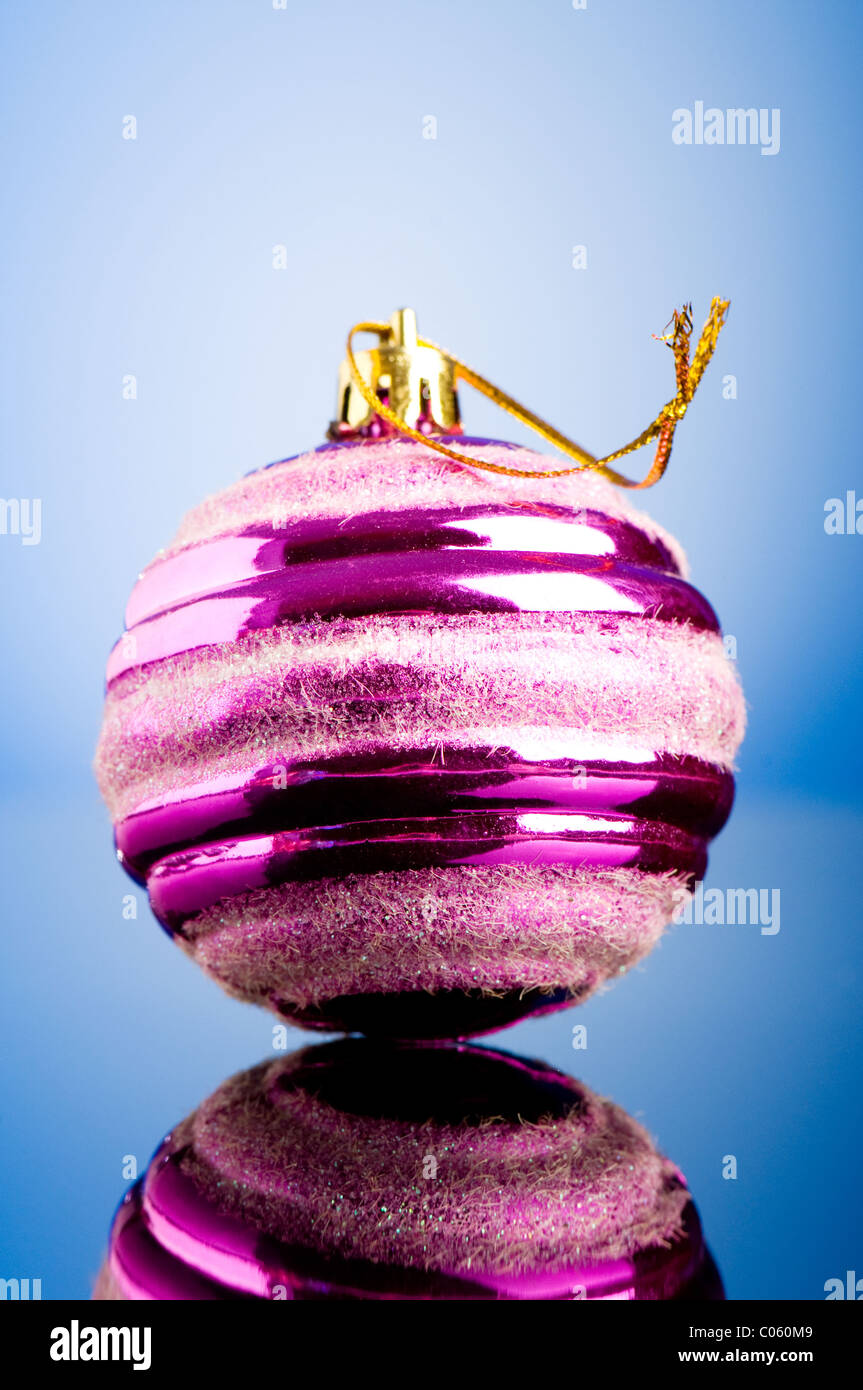 Weihnachts-Dekoration auf dem reflektierenden Hintergrund - Ferienkonzept Stockfoto