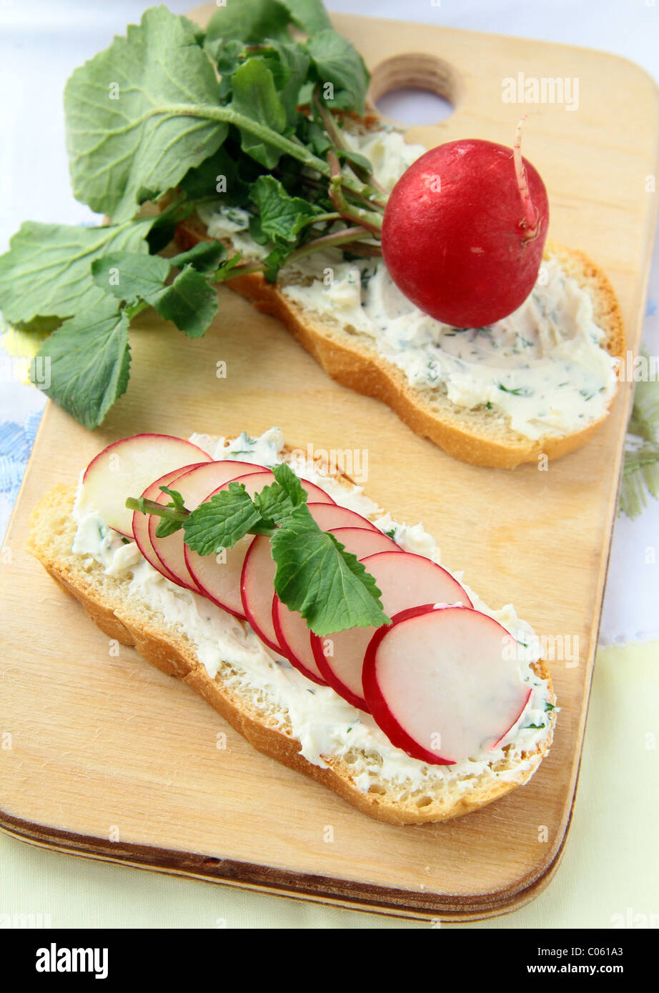 Sandwiches mit Radieschen und Hüttenkäse auf dem Brett Stockfoto