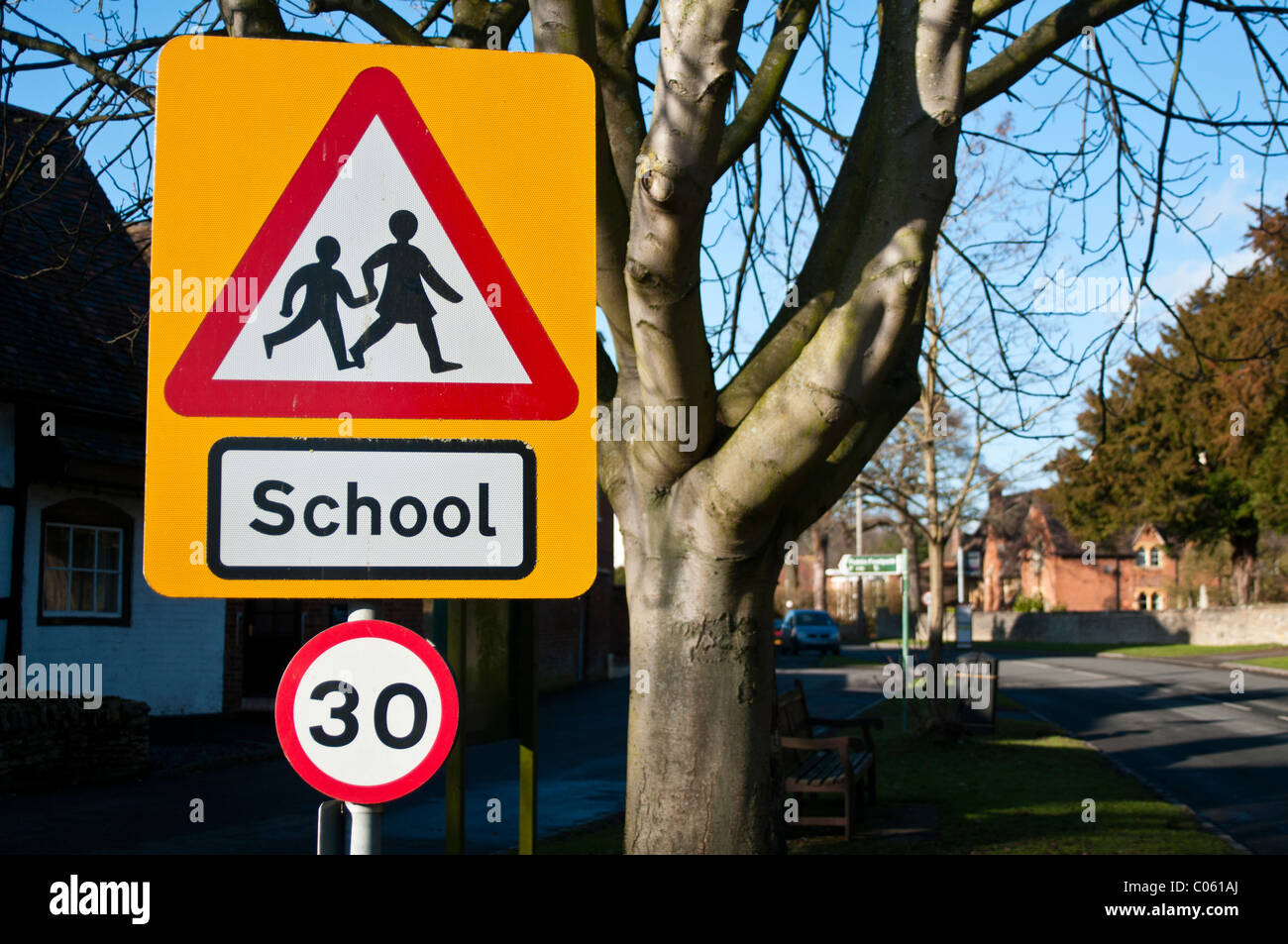 Verkehrszeichen Achtung der Kinder in der Nähe einer Schule und 30 Geschwindigkeitsbegrenzung in Kraft. Stockfoto