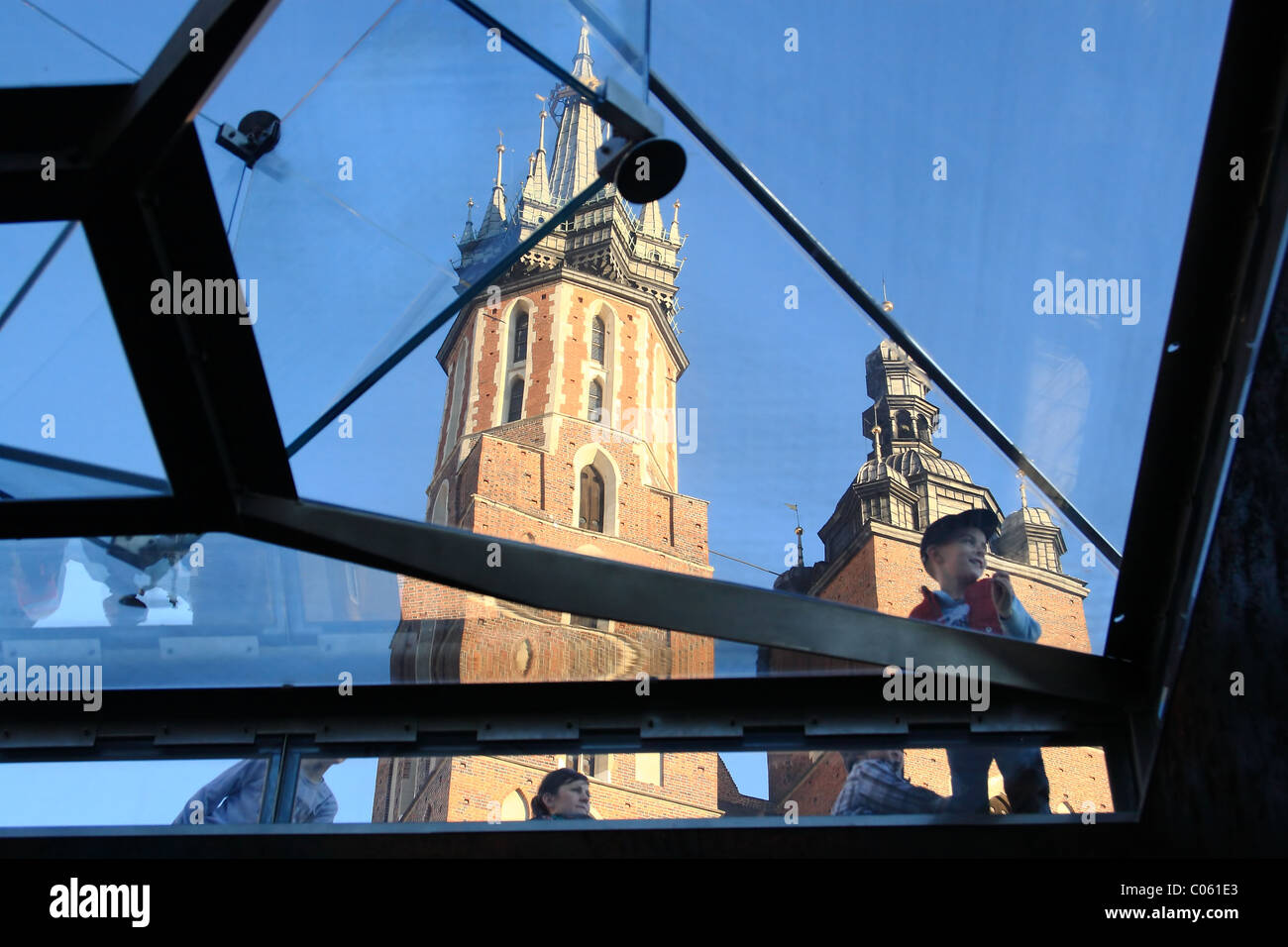 Kirche von St. Mary in Krakau von unterirdischen Museum gesehen. Stockfoto