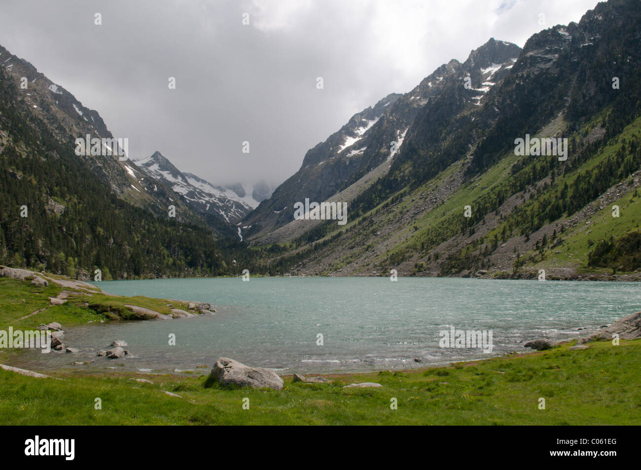 Der See von Gaube über Pont d'Espagne. In der Nähe von cauterets. Park National des Pyrenäen, in den Pyrenäen, Frankreich. Juni. Stockfoto