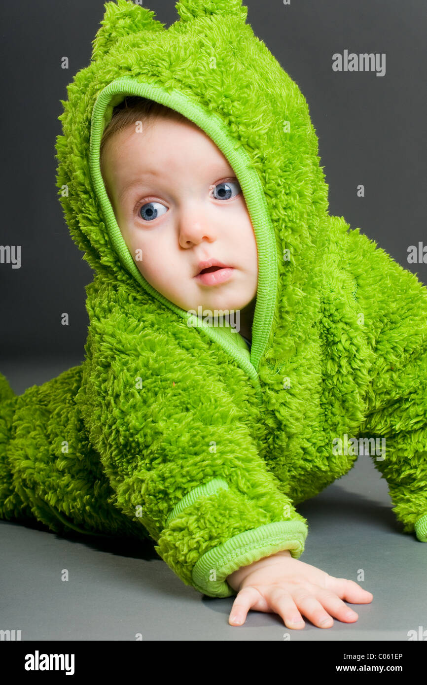 Baby in einem Frosch Kostüm Stockfotografie - Alamy
