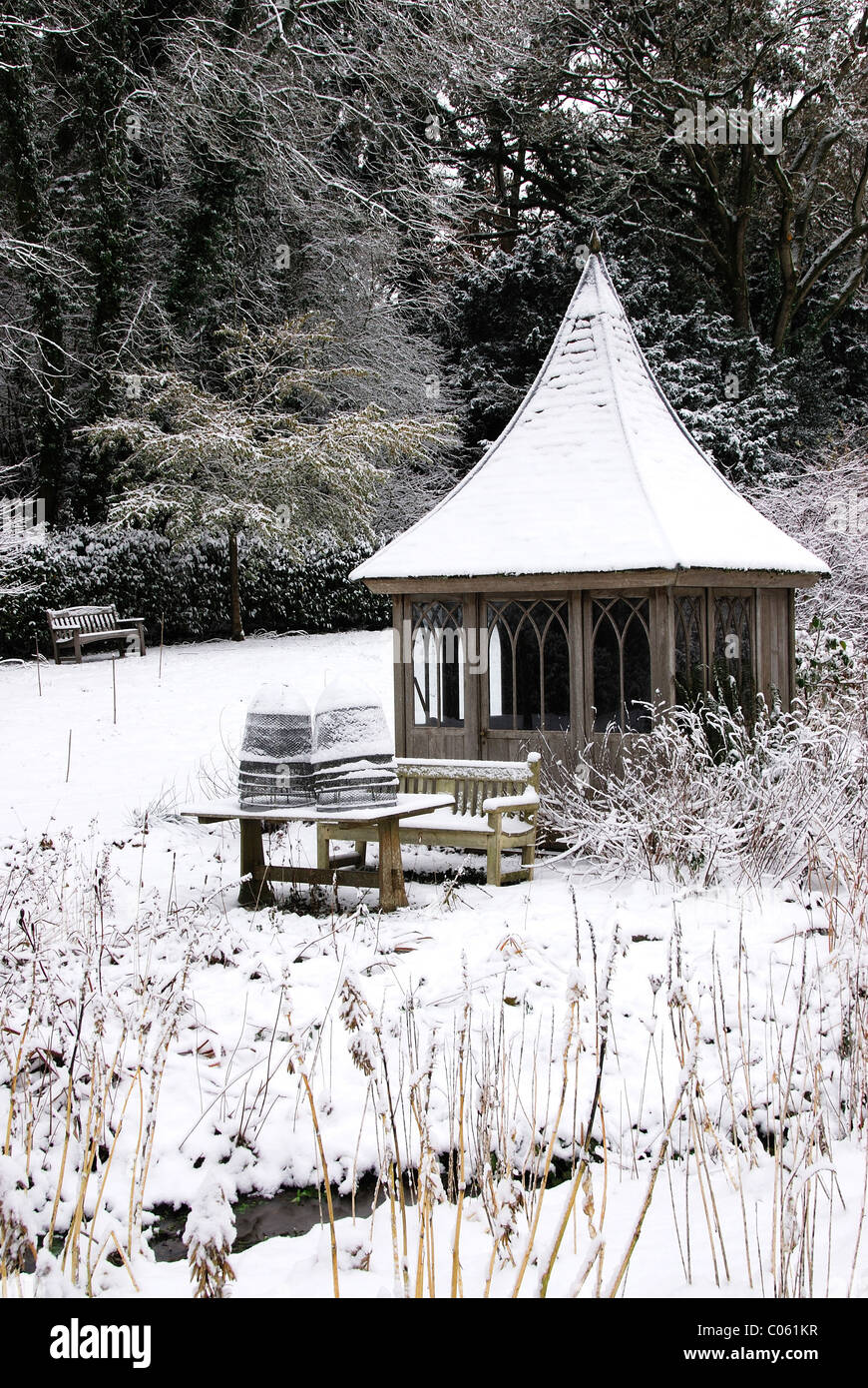 Formaler Garten im Winter nach Schneefällen. Dorset, UK Dezember 2010 Stockfoto