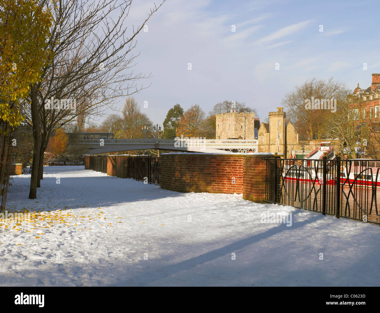 Schneebedeckte Flussufer Fußweg Fußweg Fußweg und Lendal Brücke in Winter York North Yorkshire England Großbritannien GB Groß Großbritannien Stockfoto