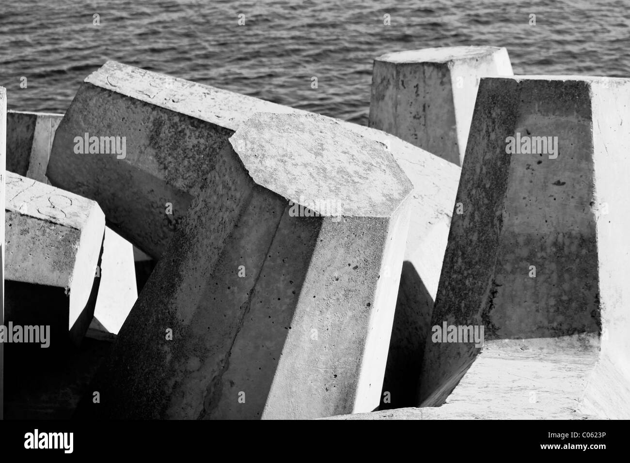 Dolosse, einem südafrikanischen Erfindung, die aus ineinander greifenden Betonsteine, an der Mole im Table Bay Harbour verwendet. Stockfoto