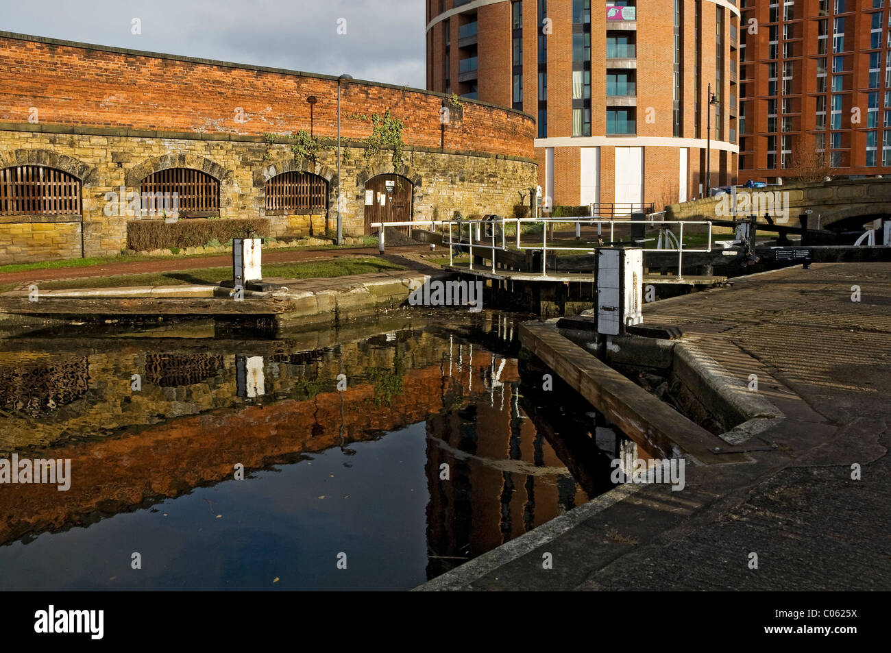 Office Lock an der Leeds und Liverpool Canal Waterway in Winter Leeds West Yorkshire England Großbritannien GB Groß Großbritannien Stockfoto