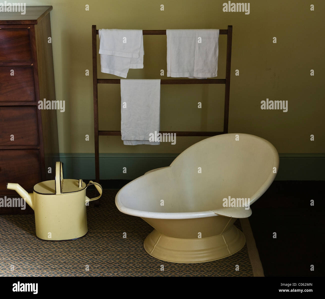 Ein Hip-Bad und heißes Wasser kann in einem Schlafzimmer im Judge's Lodging, Presteigne, Powys, Großbritannien, ein preisgekröntes Museum des viktorianischen Lebens Stockfoto