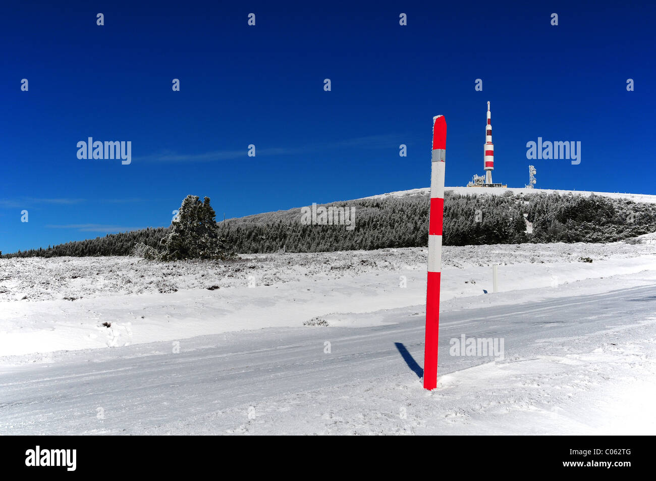 Pic de Nore in den Schnee, der höchste Punkt in La Montagne Noire in Frankreich und ein beliebtes Ausflugsziel für Wanderer und Radfahrer. Stockfoto