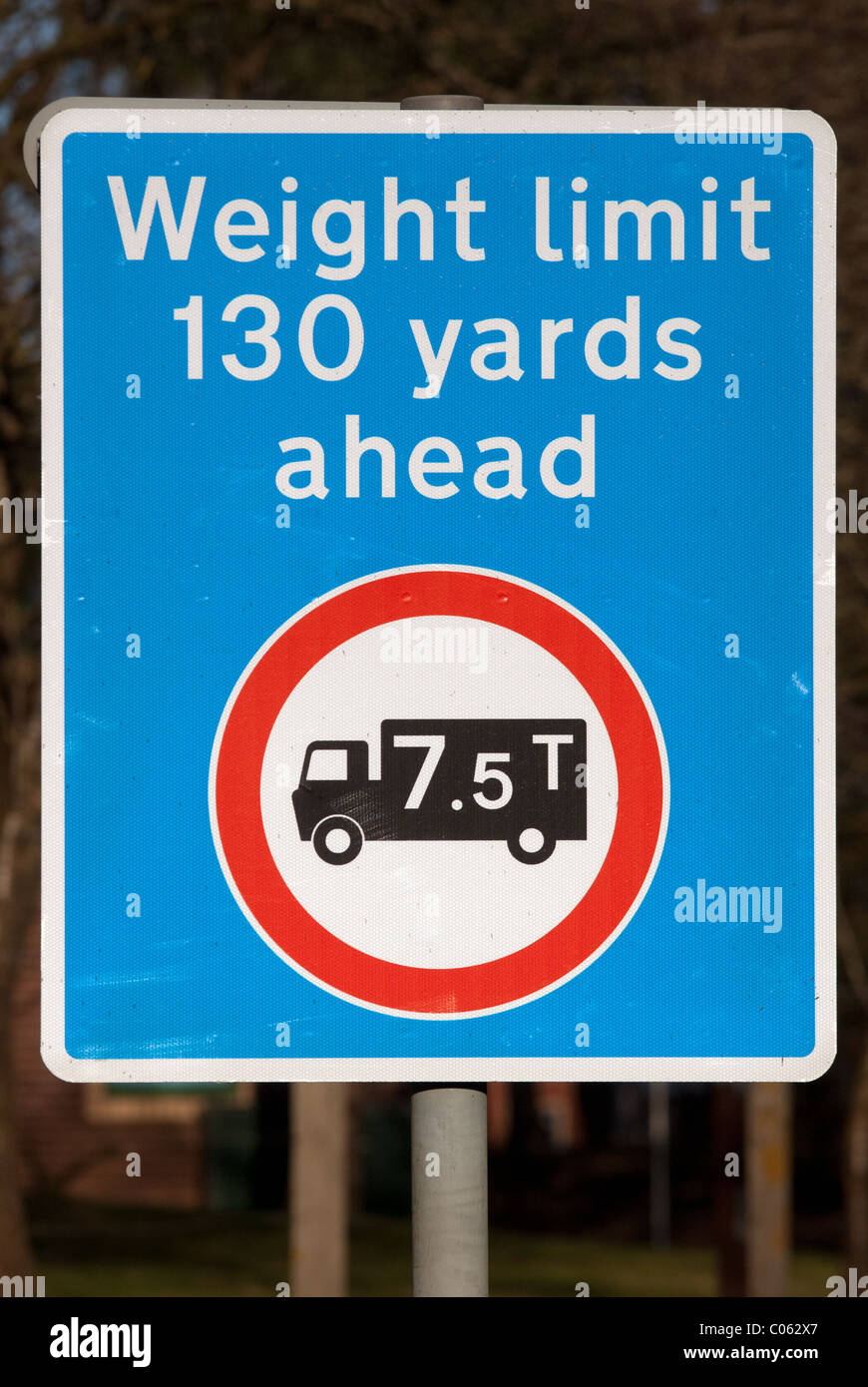 Eine UK Straßenschild mit der Aufschrift 'Gewichtsgrenze 130 Yards voran', und ' 7.5T'. Die Zeichen gibt es einen Kanal unter der Straße zu schützen. Stockfoto