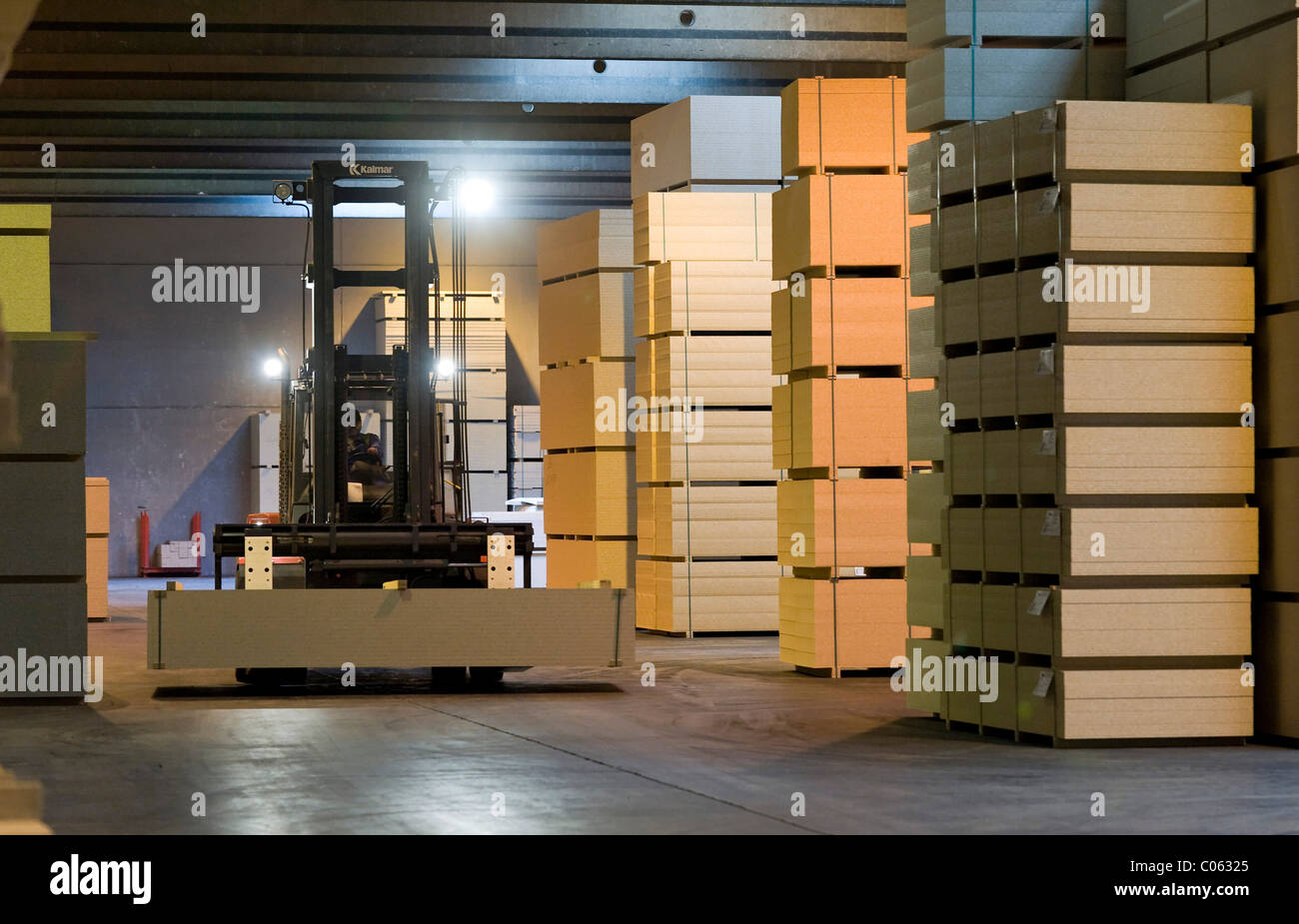 Gabel-Lifter im Verteilzentrum, Pfleiderer AG Werk am Stammsitz in Neumarkt, Oberpfalz, Bayern Stockfoto