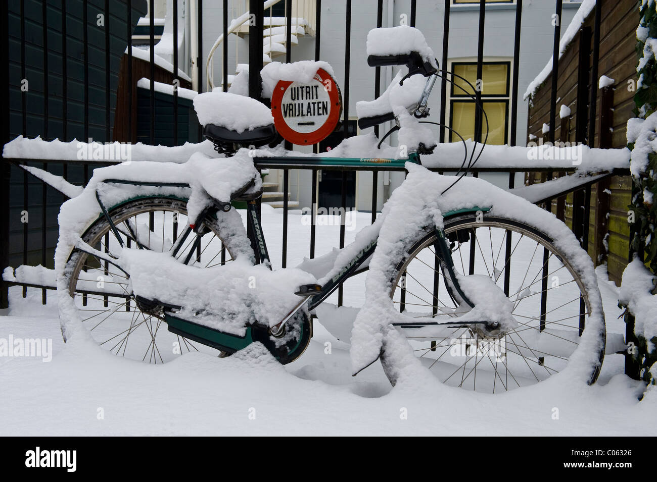 Eingeschneit Fahrrad in Amersfoort, Niederlande Stockfoto