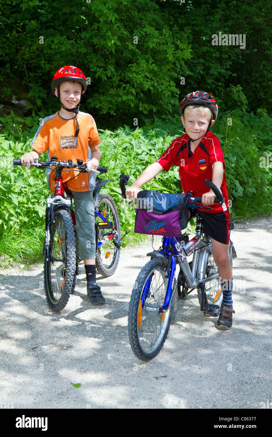 2 Jungs, 6 und 8 Jahren, auf einer Fahrradtour Stockfoto