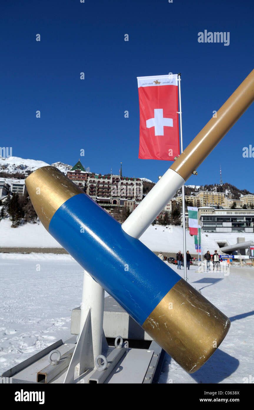 Übergroße Polo Mallet mit Schweizer Flagge, Badrutt es Palace Hotel, 26. St. Moritz Polo World Cup on Snow, St. Moritz-Oberengadin Stockfoto