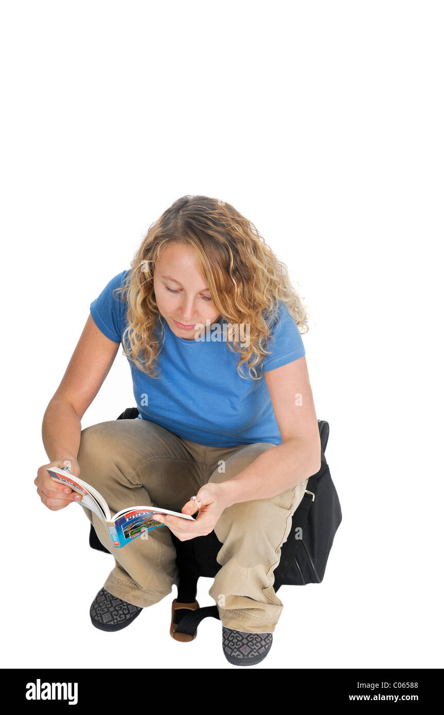 junge Reisende berät ein Ratgeber auf weißem Hintergrund Stockfoto