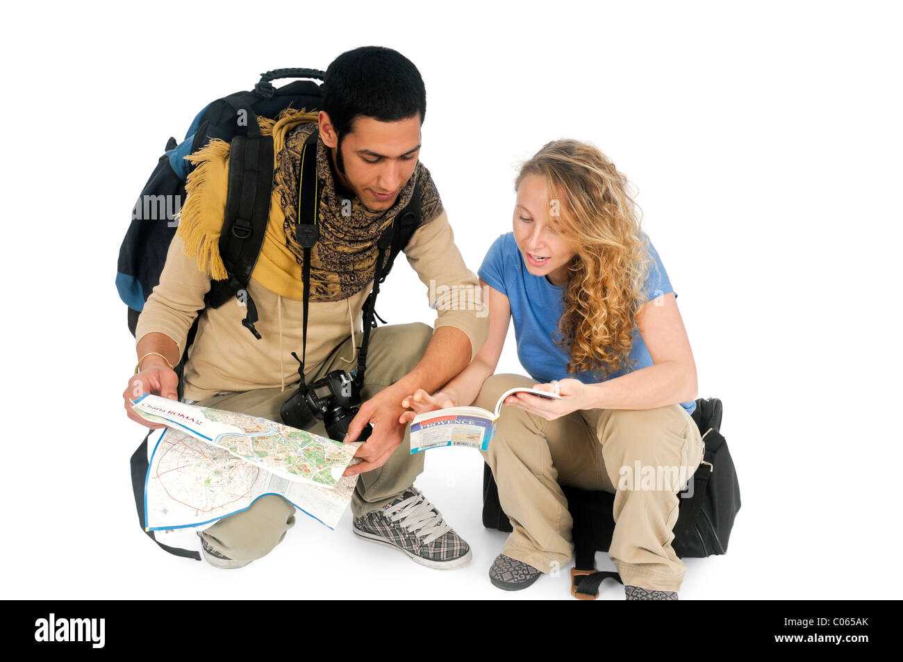junge Backpacker paar verloren zu konsultieren, Karte und Reiseführer auf weißem Hintergrund Stockfoto
